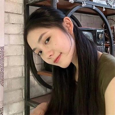 给小酒馆女子喝高杯酒